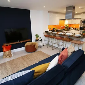 Holiday home Townhouse Retreat: Luxury With Garden, Bath